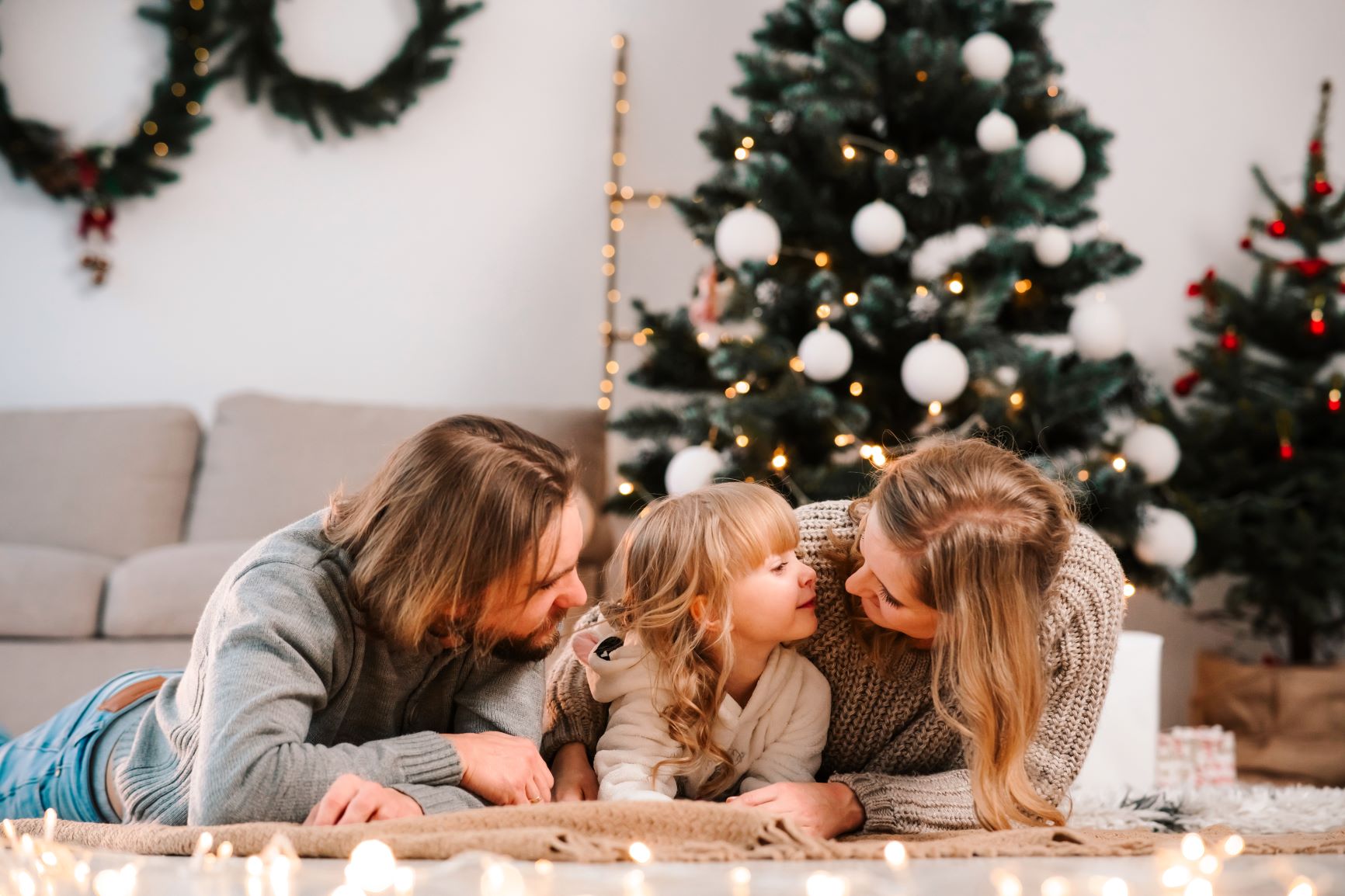 familia montessori con arbol de navidad
