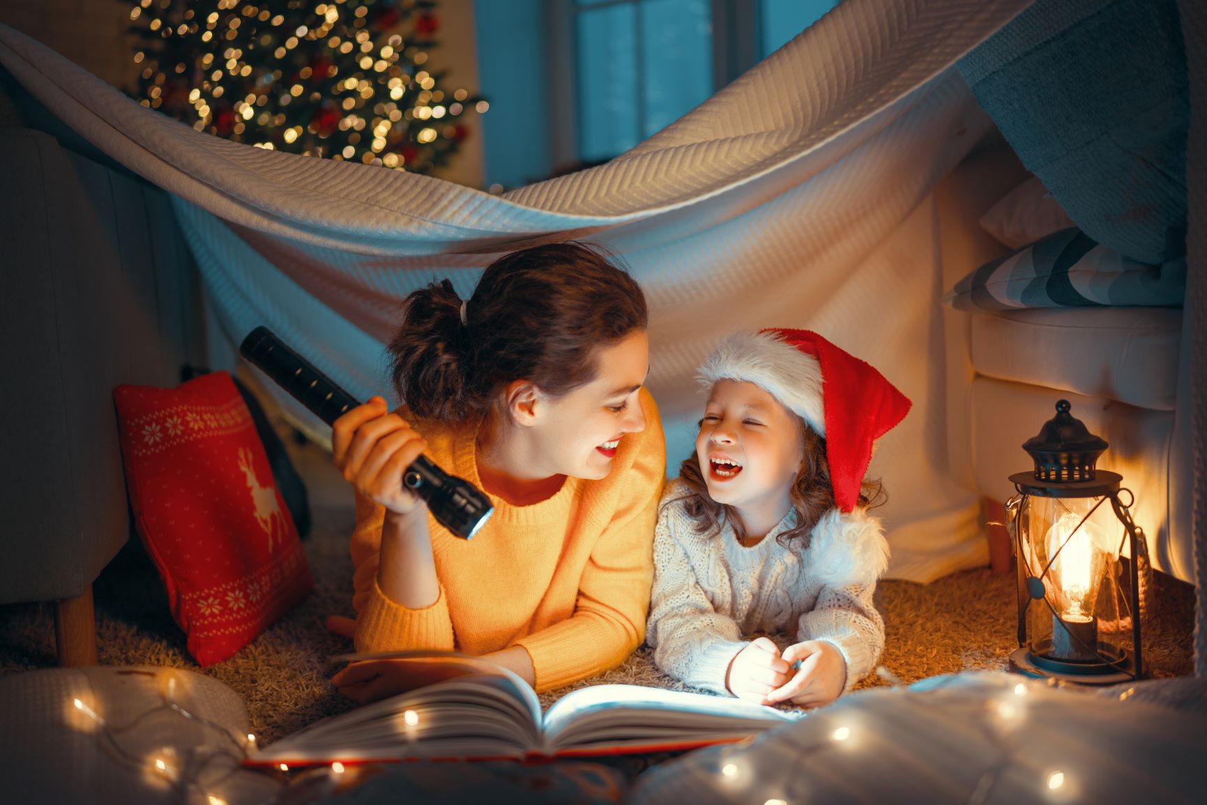 madre e hija leyendo en un hogar montessori durante navidad