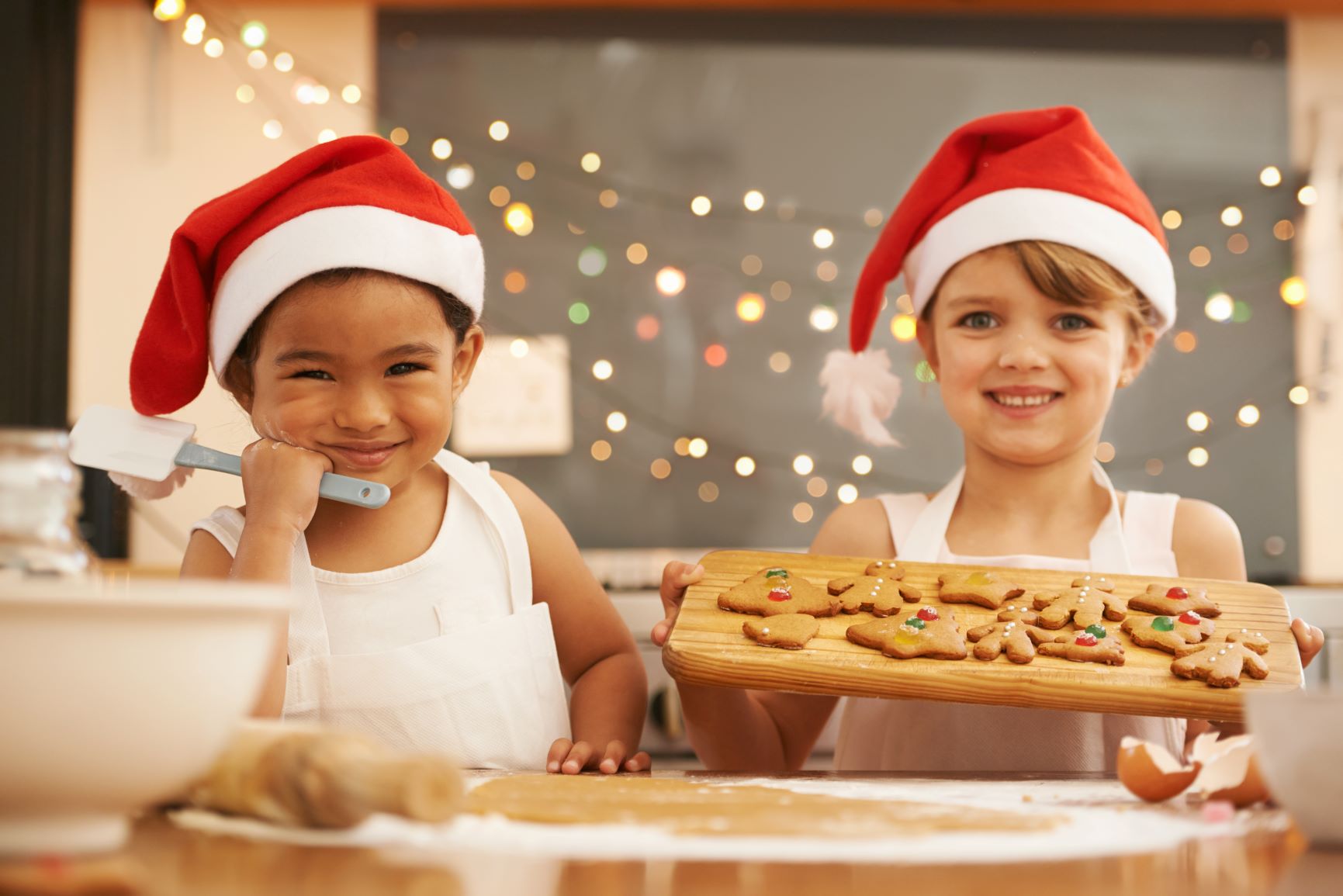 niños haciendo galletas de navidad en una casa montessori