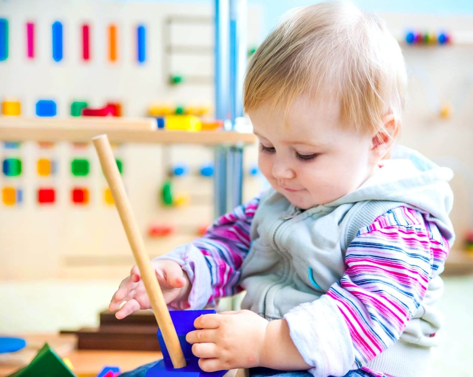 Mesa sensorial Montessori, una actividad para hacer con los niños y  estimular sus sentidos
