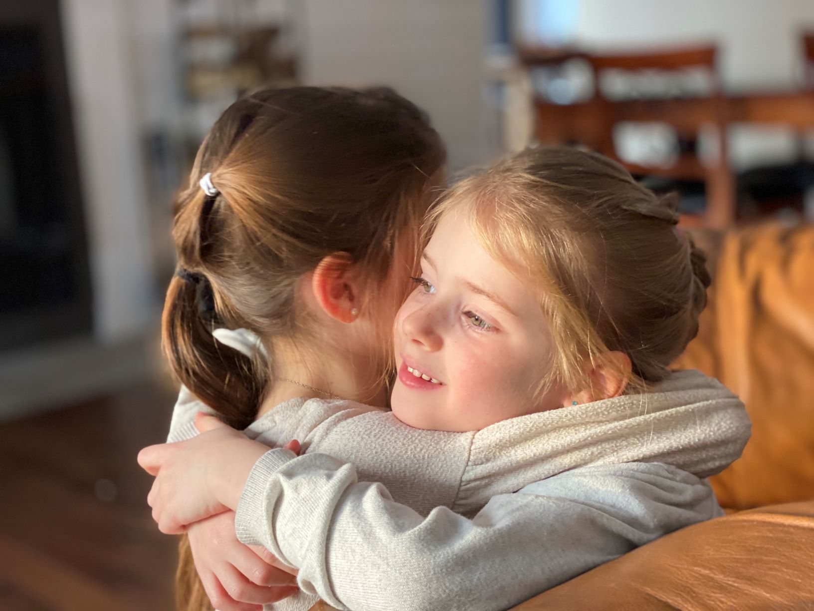 niñas expresando sus emociones con un abrazo