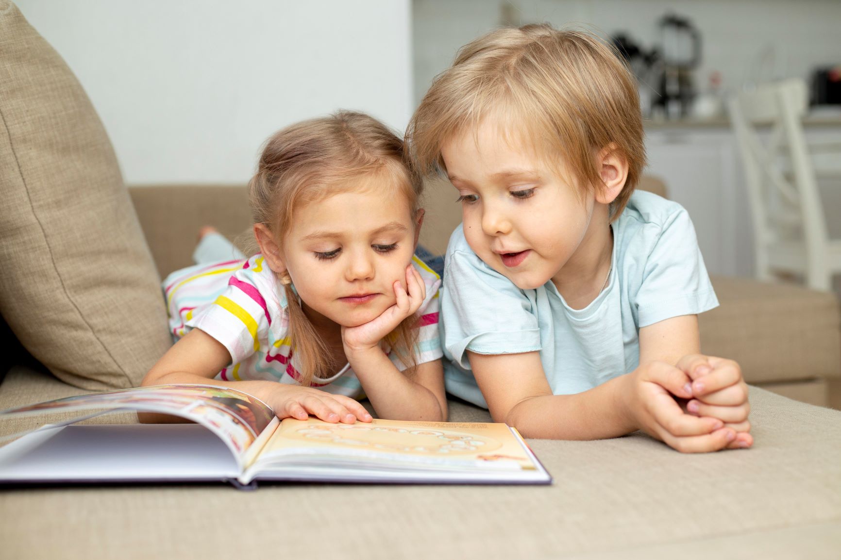 niños aprendiendo a leer