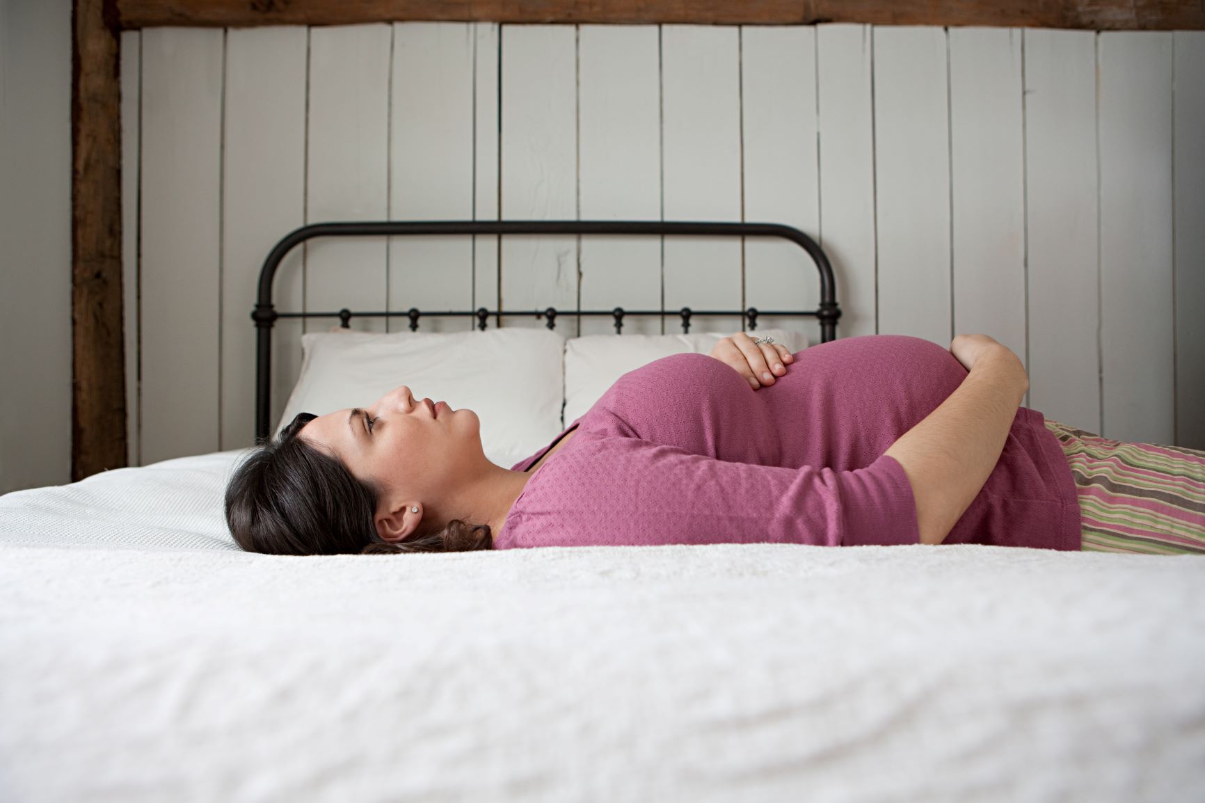 embarazada primeriza tumbada en cama descansando