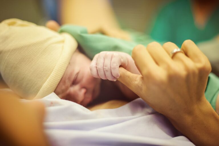 bebe y mama primeriza tras el parto