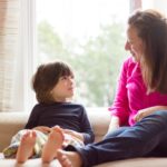 mujer comunicándose con su hijo utilizando lenguaje positivo