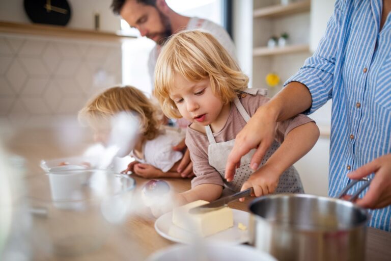 padres e hijos realizando tareas de casa juntos para el desarrollo del sentido de pertenencia