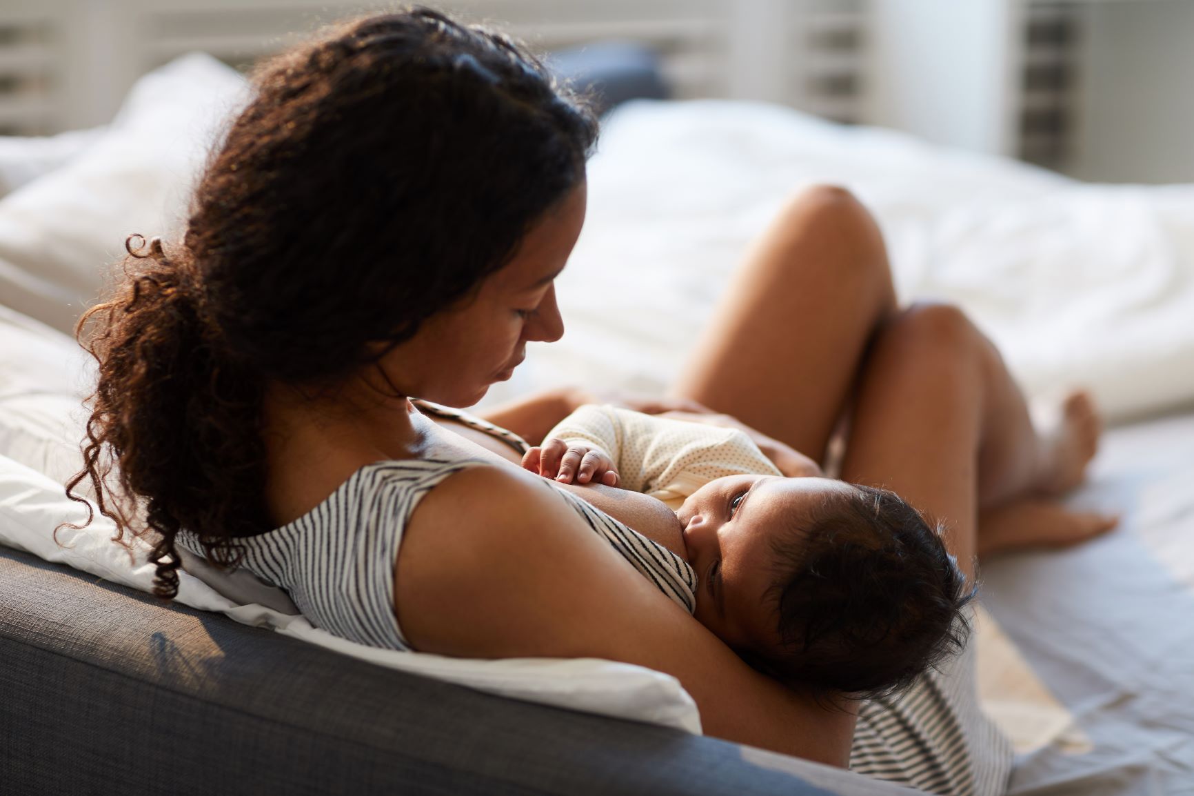 bebé en contacto físico con la mamá durante la lactancia