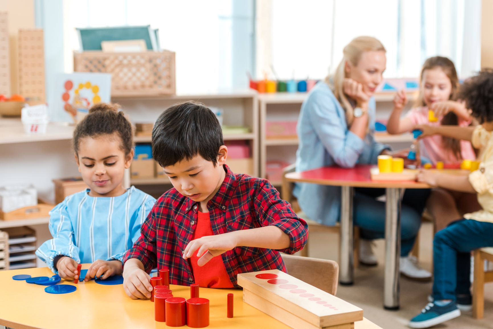 niños disfrutando de las ventajas de la educación Montessori