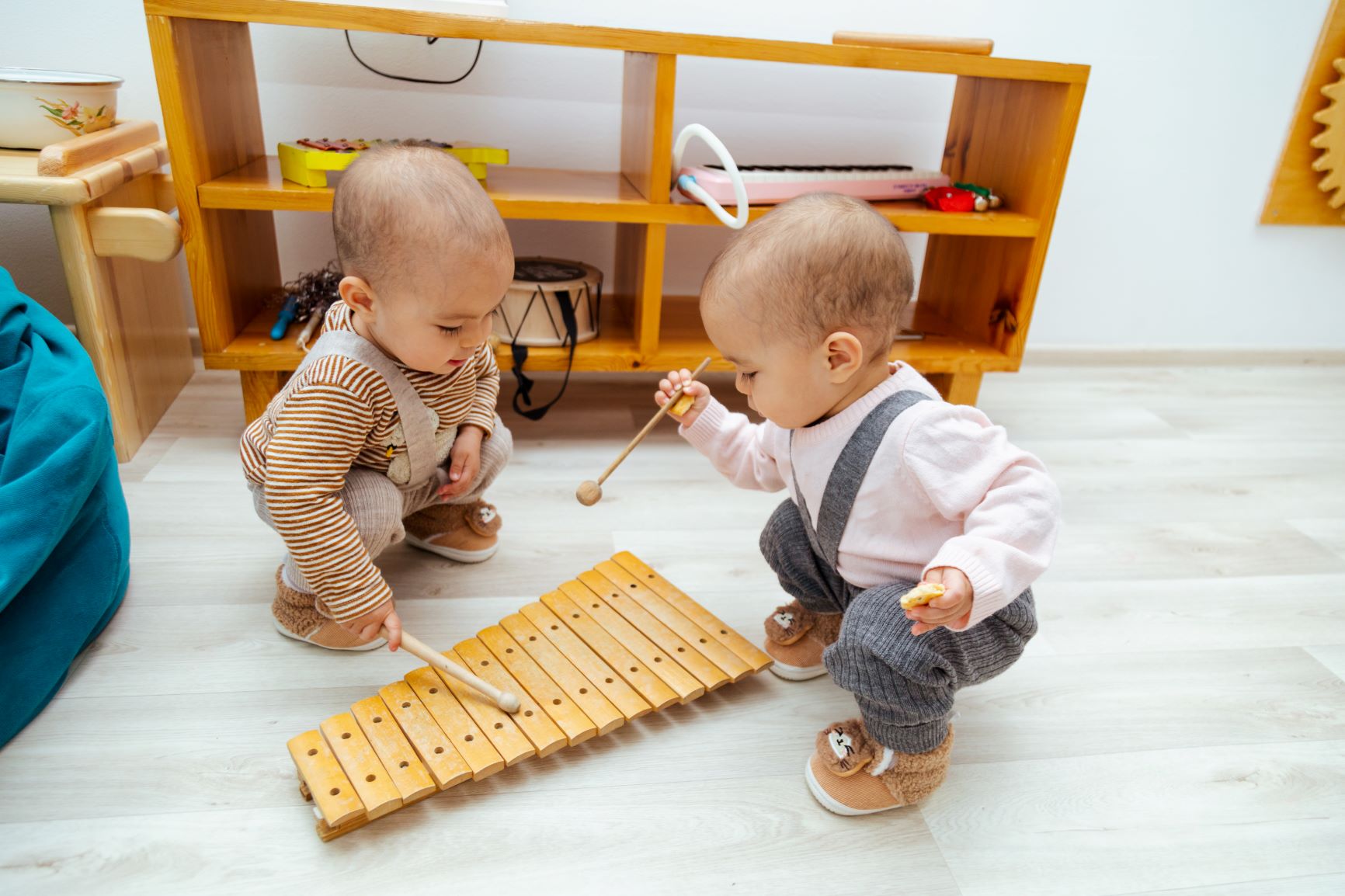 niños pequeños tocando xilófono en un ambiente Montessori de música