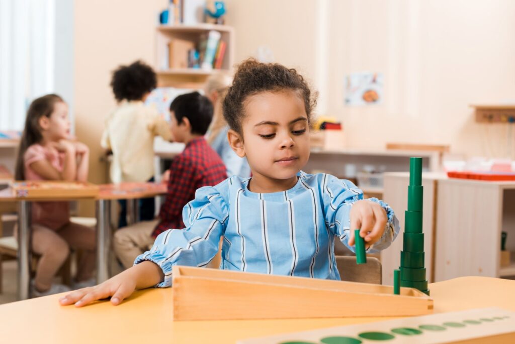 niña utilizando materiales Montessori o los incorrectamente llamados juguetes montessori