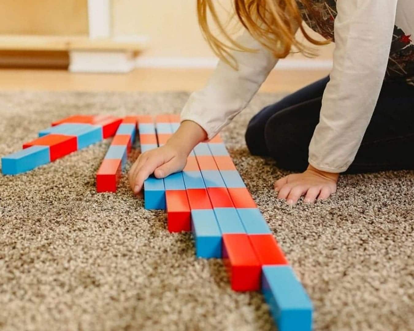 niña utilizando materiales montessori para aprender matematicas