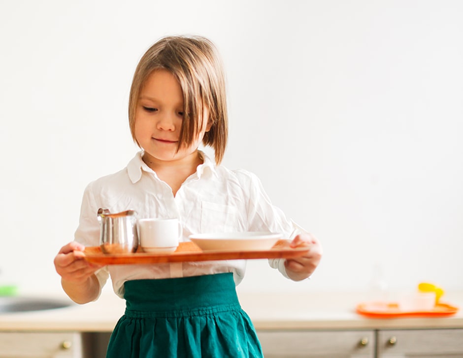 Niña realizando actividades de vida práctica Montessori