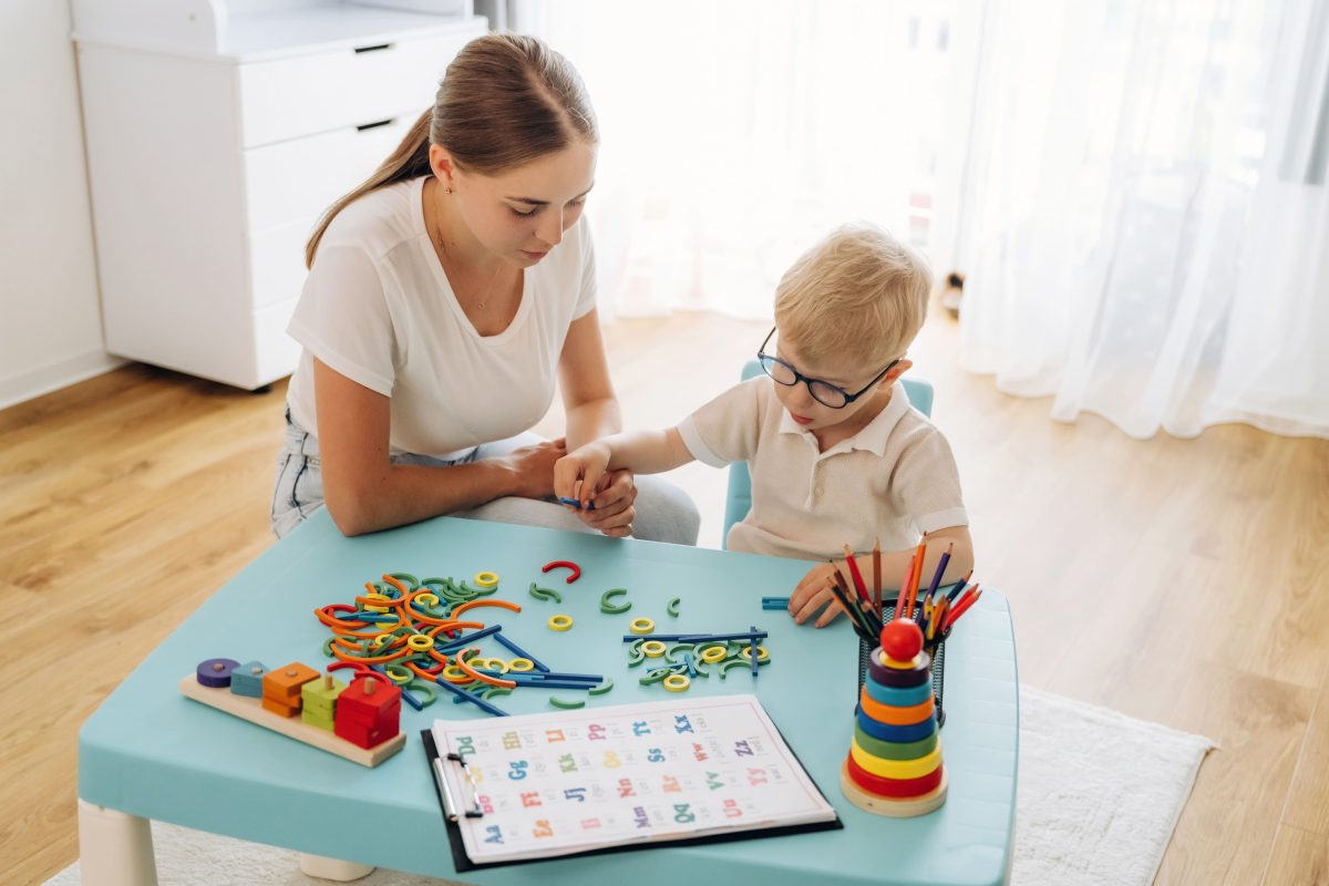 adulto acompañando a niño en actividad montessori en casa