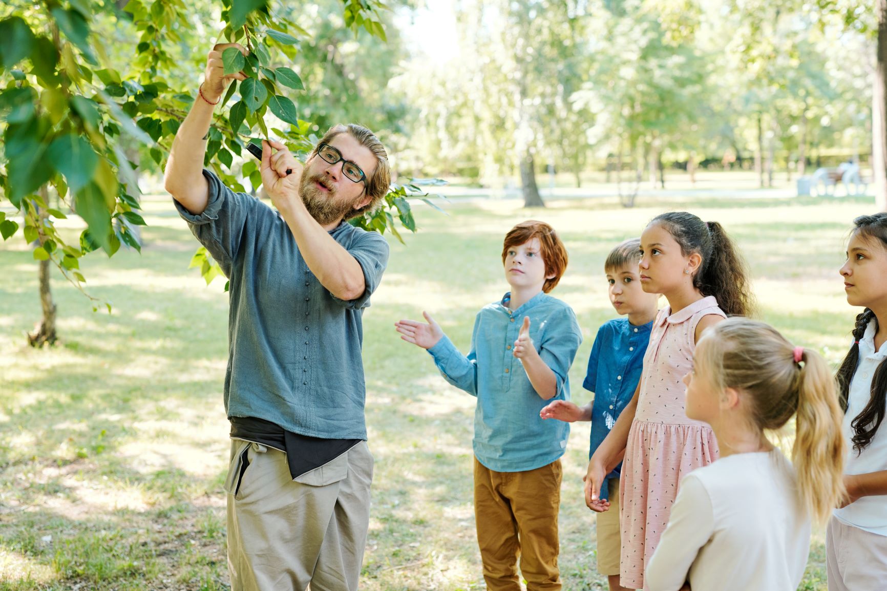alumnos observando la naturaleza como parte de la educación cósmica