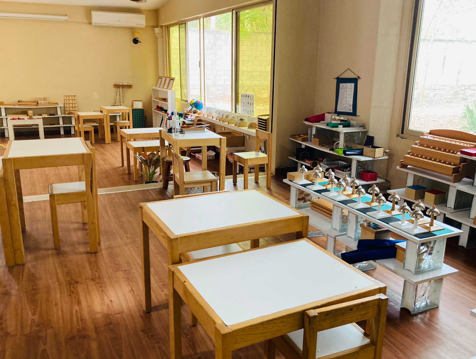 ambiente montessori organizado según áreas de trabajo