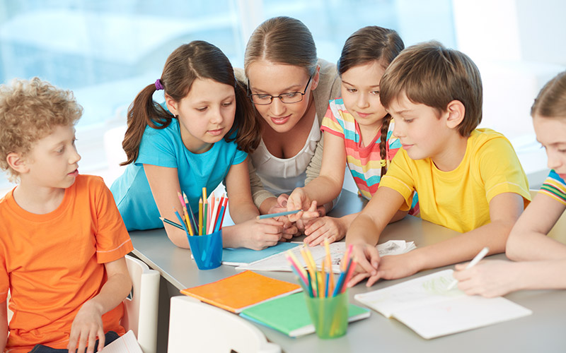 asistente montessori en el aula