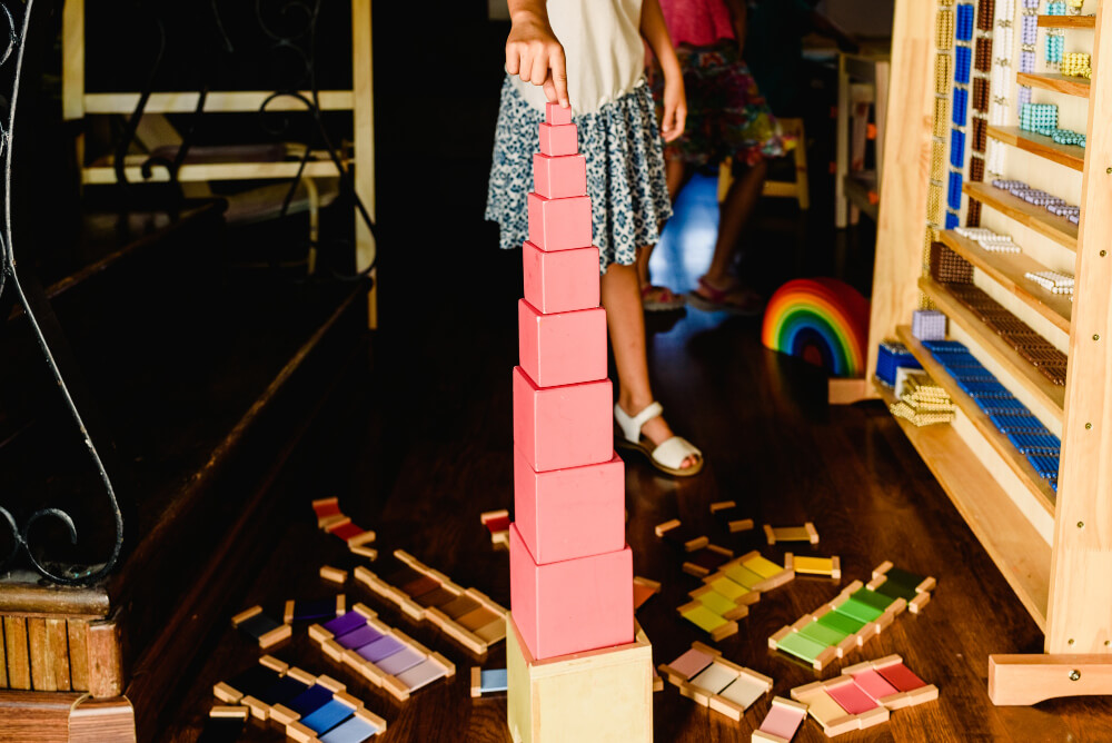 niña señalando cubo pequeño en leccion de tres tiempos