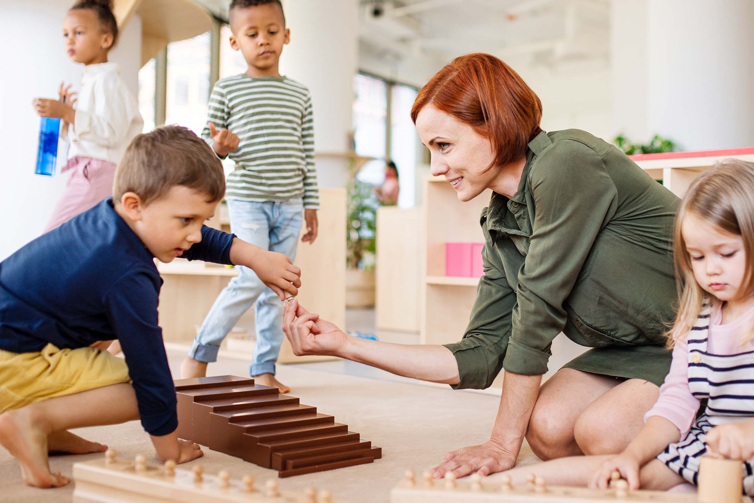 Un adulto mostrando a un niño cómo utilizar un objeto de la vida diaria de manera adecuada.