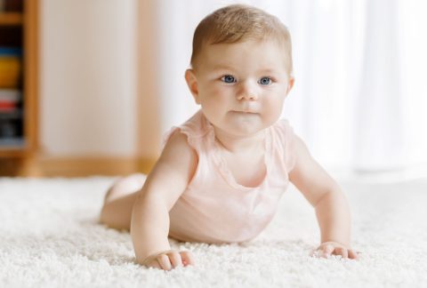 bebe en el hogar, desplazándose libremente