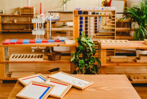 Montessori classroom material for learning children in the area of ​​mathematics, addition, subtraction and counting up to thousands