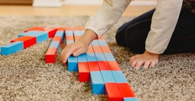 niña utilizando materiales montessori para aprender matematicas