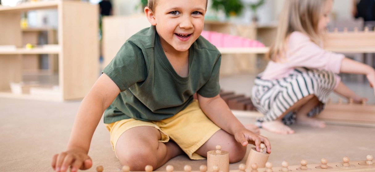 Un-nino-trabajando-con-material-Montessori-min