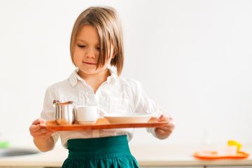 Niña realizando actividades de vida práctica Montessori