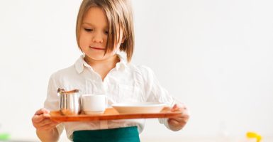 Niña realizando actividades de vida práctica Montessori