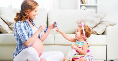 niña desarrollando autonomia al elegir calcetines siguiendo metodo montessori