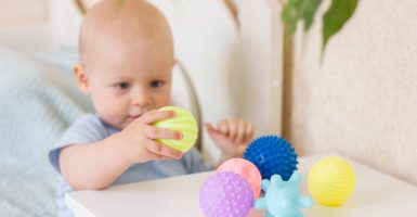 bebe explorando las pelotas montessori sensoriales