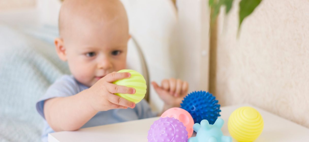 bebe explorando las pelotas montessori sensoriales
