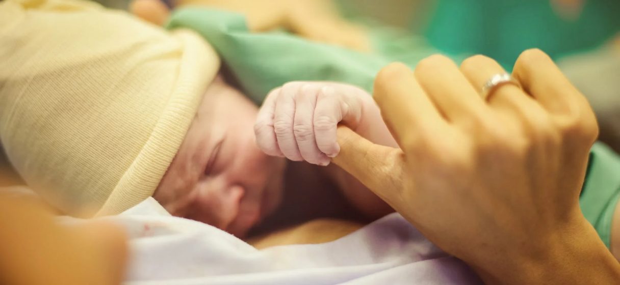 bebe y mama primeriza tras el parto