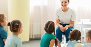 guia montessori realizando sus funciones en el aula