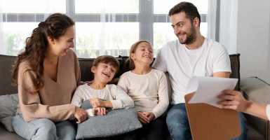 familia-sentados-realizando-una-actividad-en-una-junta-min