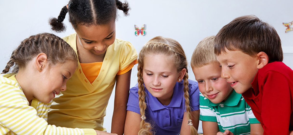 niños en aula innovadora