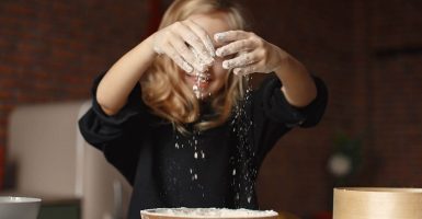 niños cocinado en casa