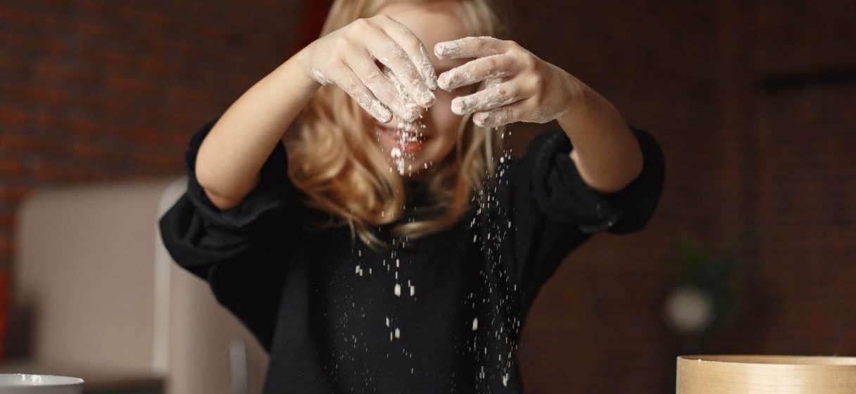 niños cocinado en casa