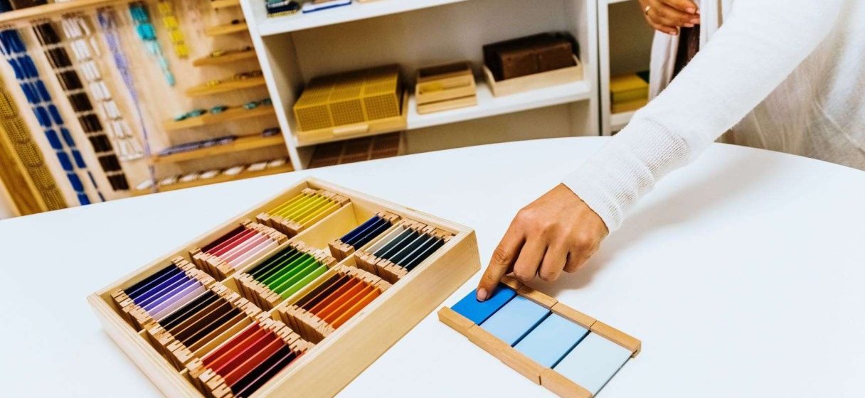 guía mostrando la lección de tres tiempos de montessori