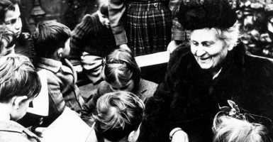 maria montessori rodeada de niños