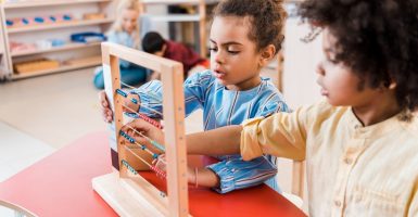 niños aprendiendo matemáticas en un ambiente montessori