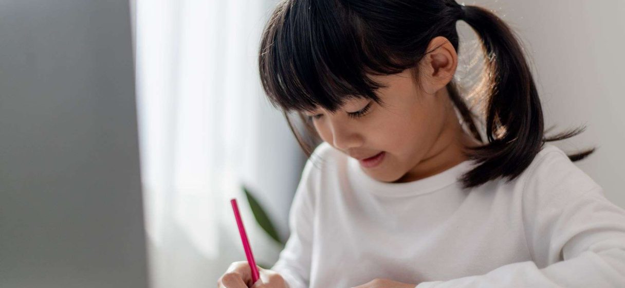 niña haciendo deberes en casa