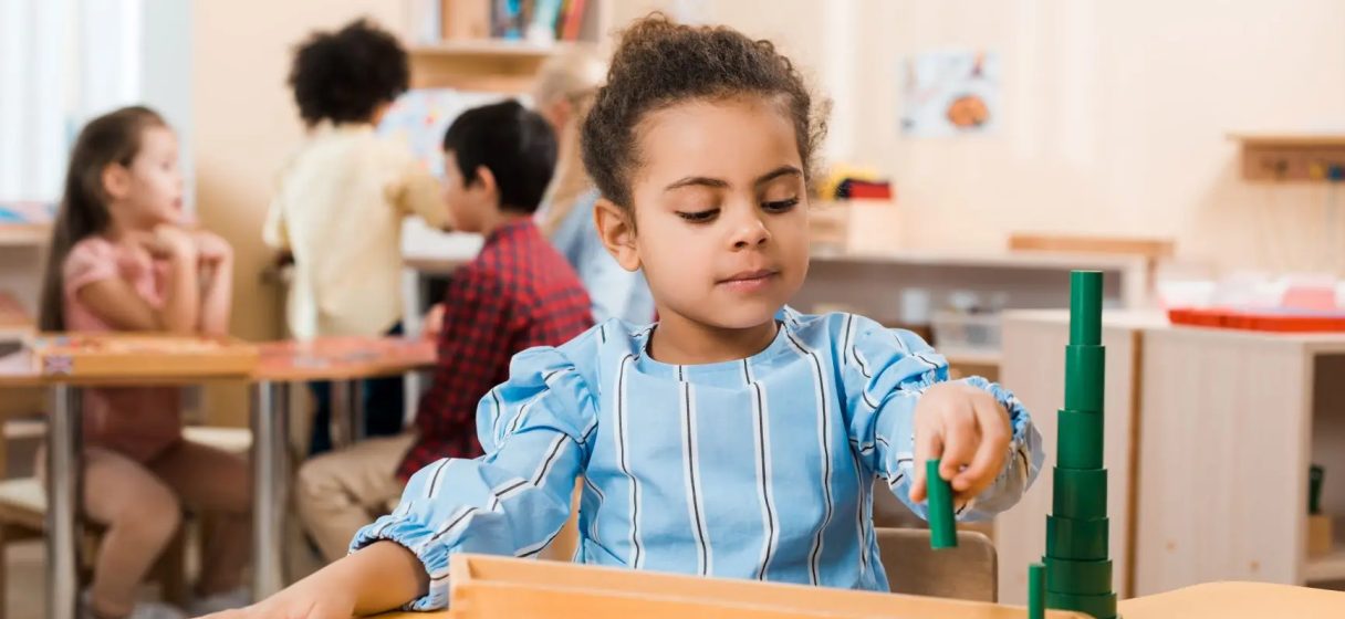 niña utilizando materiales Montessori o los incorrectamente llamados juguetes montessori