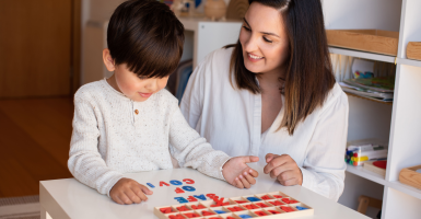 niño aprendiendo letras con material Montessori para apoyar dificultades de aprendizaje