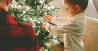 niño celebrando la navidad desde la filosofía montessori