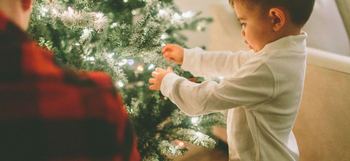 niño celebrando la navidad desde la filosofía montessori