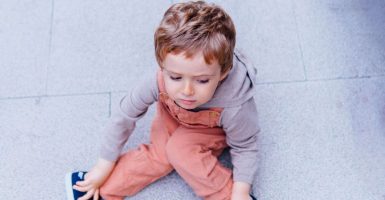 niño desobediente y rebelde mostrando desviaciones psiquicas