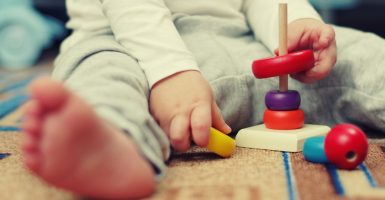 niño en ambiente montessori que fomenta la inclusión educativa
