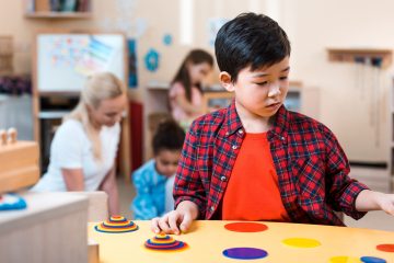 niño-trabajando-con-el-método-montessori