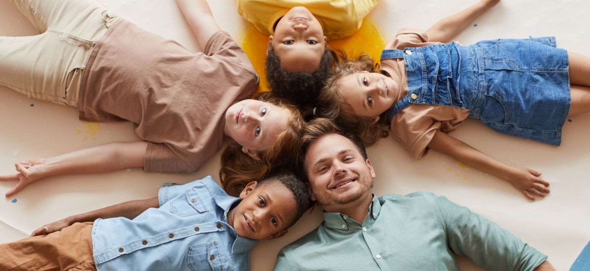 niños y adulto disfrutando las ventajas de la educación Montessori