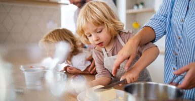 padres e hijos realizando tareas de casa juntos para el desarrollo del sentido de pertenencia